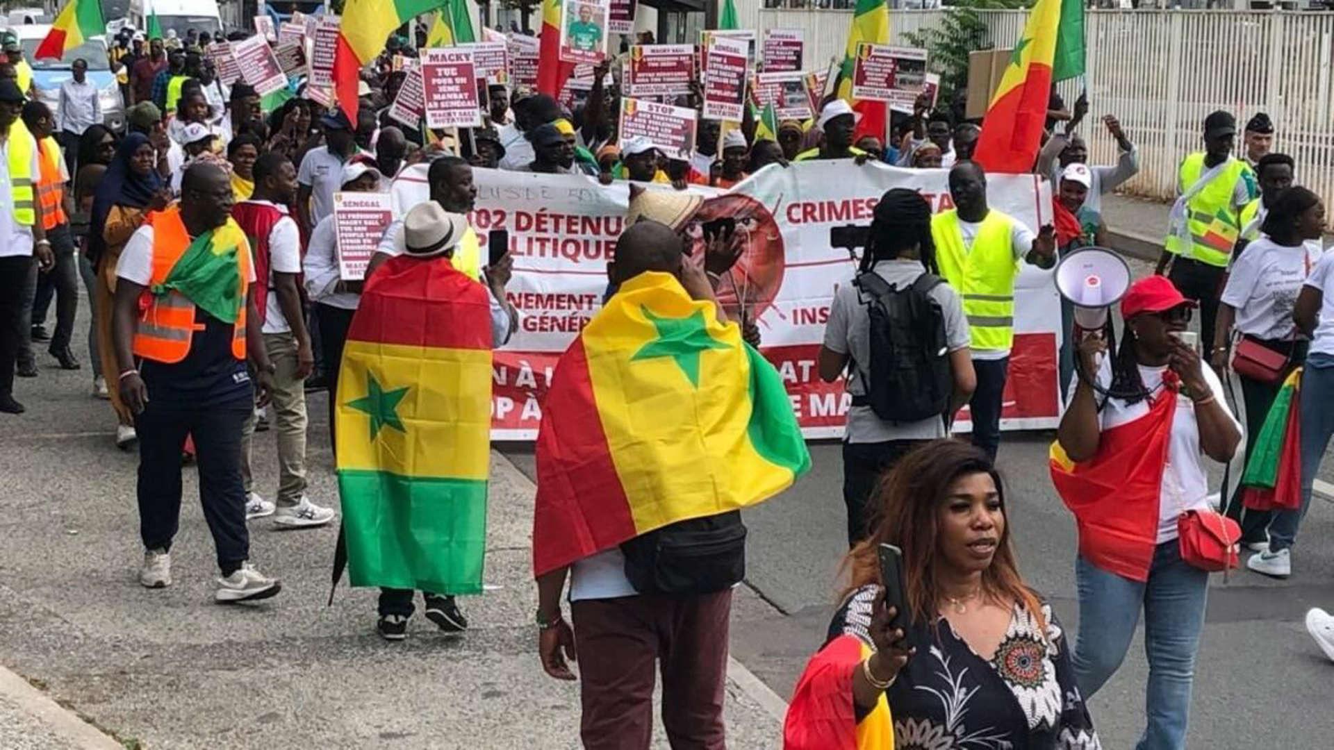 Crise Au S N Gal Deux Manifestations Sous Haute Tension Mantes La