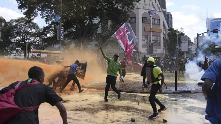 Une partie du parlement kenyan était en feu mardi, alors que des milliers de manifestants contre une nouvelle loi de finances
