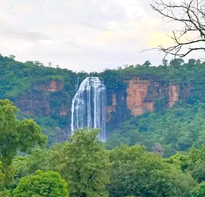 Les chutes de Bouroundou communément appelées Bouroundou sont situées dans la sous préfecture de Maleyah, ex Canton de Megnée à plus de 80 km de la Préfecture de Siguiri