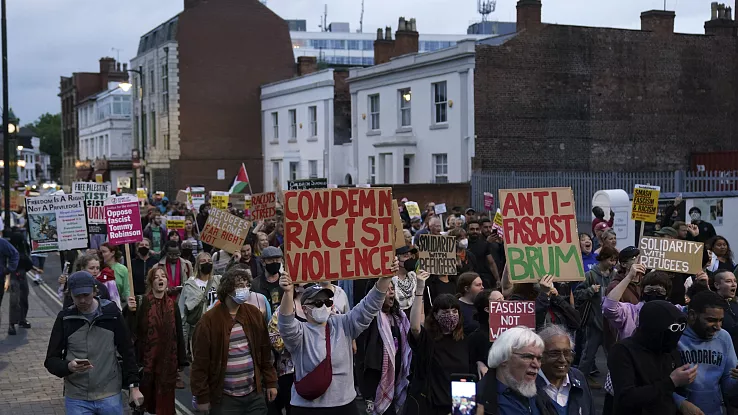 Royaume-Uni : manifestations pacifiques contre le racisme