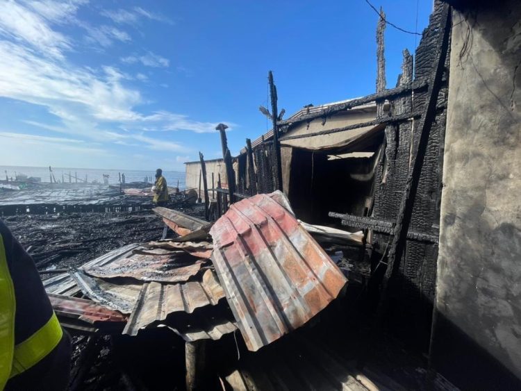 Incendie à Katala Beach