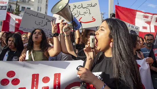 Tunisie : des centaines de manifestants appellent au boycott de l'élection de dimanche