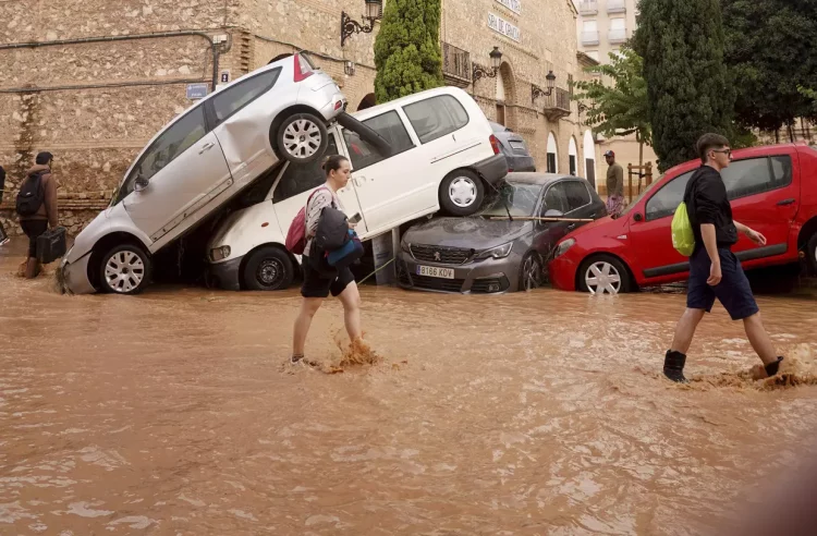 Inondations en Espagne : bilan provisoire d'au moins 158 morts