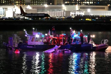 Un avion transportant 64 personnes s’écrase à Washington après une collision avec un hélicoptère