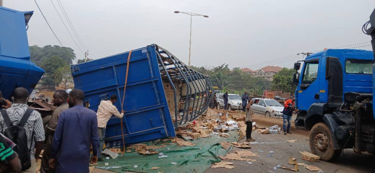 Accident de circulation à Kissosso:« Le chauffeur s’est endormi et le camion s’est renversé», témoigne un policier